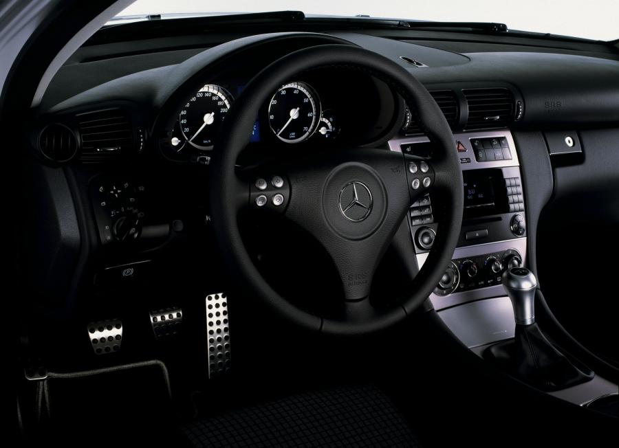 Интерьер Mercedes-Benz C55 AMG 2005 года  (фото 12 из 37)